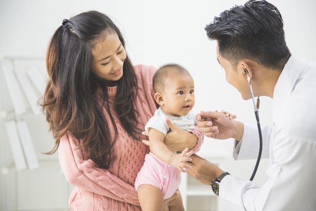 Il bambino viene controllato da un medico