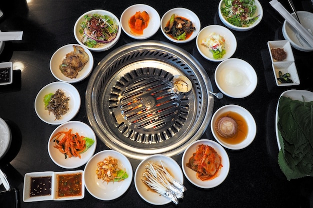 Il barbecue coreano con tavolo grill e set di verdure