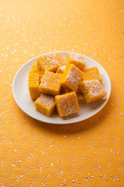 Il barfi di cocco o nariyal Burfi o barfee è un dolce festival popolare del Maharashtra, India