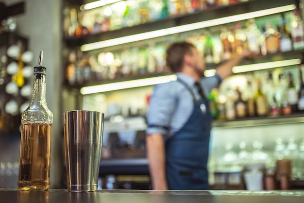 Il barista che fa un drink al bar