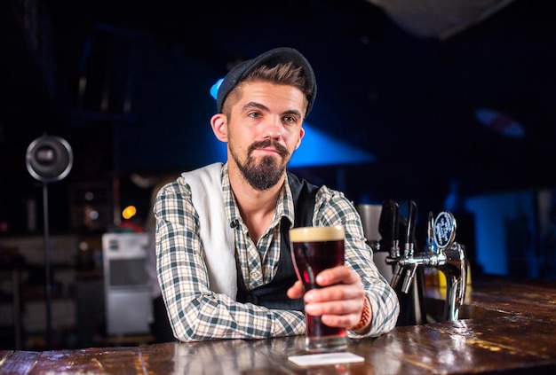 Il barista crea un cocktail nella birreria