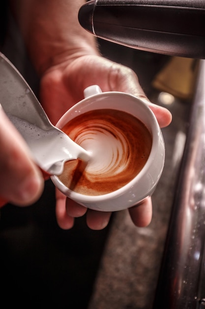 Il barista fa il caffè latte art