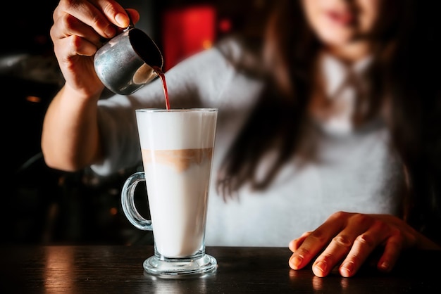 Il barista fa il latte