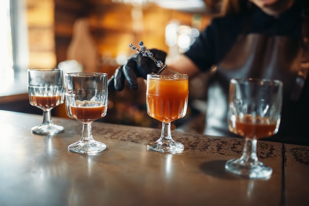 Il barista femminile prepara il cocktail alcolico nel pub