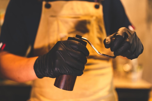 Il barista hipster asiatico che lavora per fare un caffè con il filtro del caffè con processo lento o la birra a goccia è una bevanda calda in stile vintage con caffeina dall'aroma fresco e servita su un aromatico nero scuro