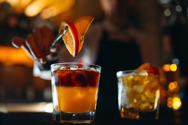 Il barista prepara cocktail al bar