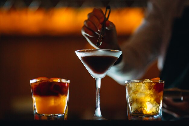 Il barista prepara cocktail al bar