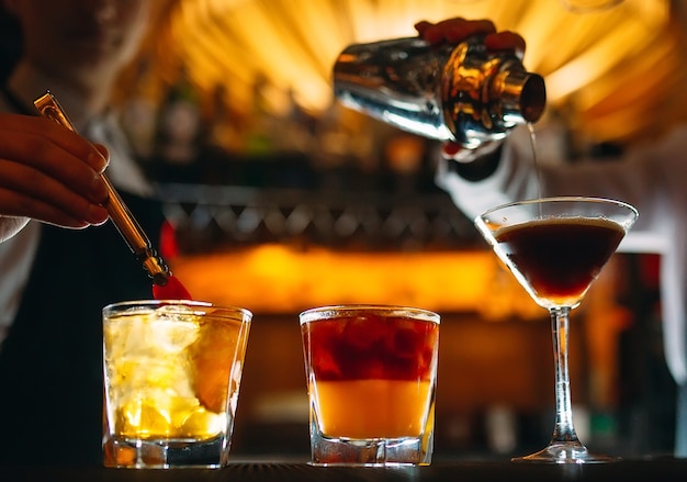 Il barista prepara cocktail al bar