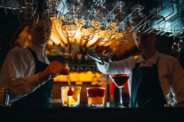 Il barista prepara cocktail al bar