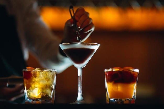 Il barista prepara i cocktail al bar.