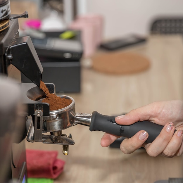 Il barista prepara il caffè espresso Processo di preparazione del caffè