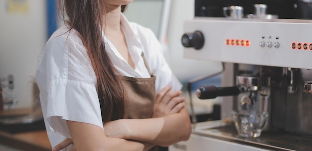 Il barista prepara il caffè latte art con la macchina per caffè espresso in tonalità di colore vintage caffè