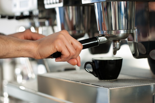 Il barista prepara l&#39;espresso