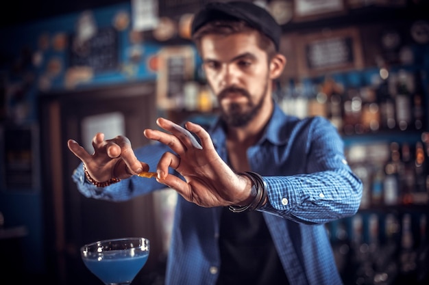 Il barista prepara un cocktail al bar