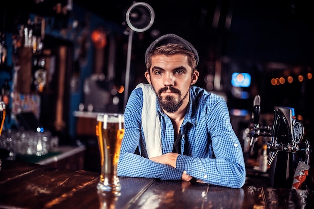 Il barista prepara un cocktail al pub