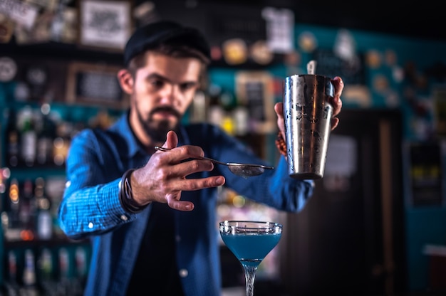 Il barista prepara un cocktail al saloon