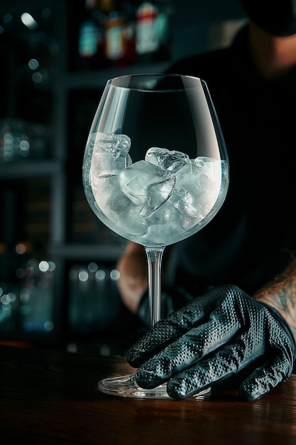 Il barista prepara un cocktail alcolico