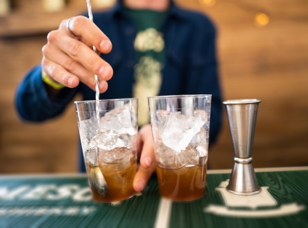 Il barista prepara un cocktail alcolico