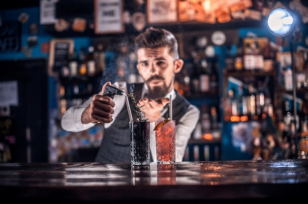 Il barista prepara un cocktail alla birreria