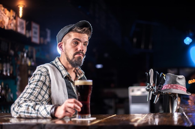 Il barista prepara un cocktail alla birreria