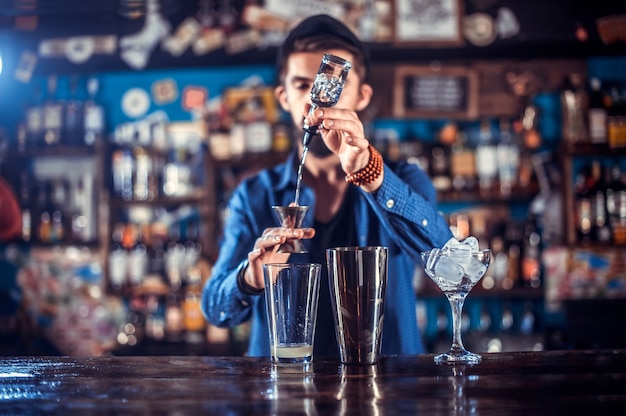 Il barista prepara un cocktail alla brasserie