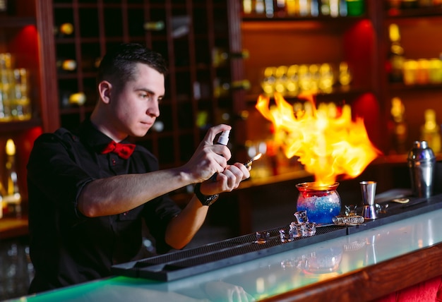 Il barista prepara un cocktail caldo.