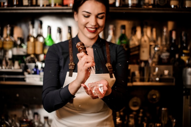 Il barista prepara un cocktail fresco al bar