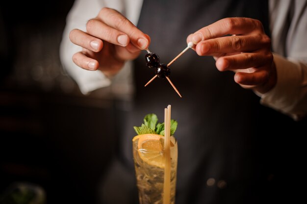 Il barista prepara un cocktail fresco al bar