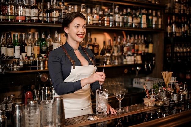 Il barista prepara un cocktail fresco al bar