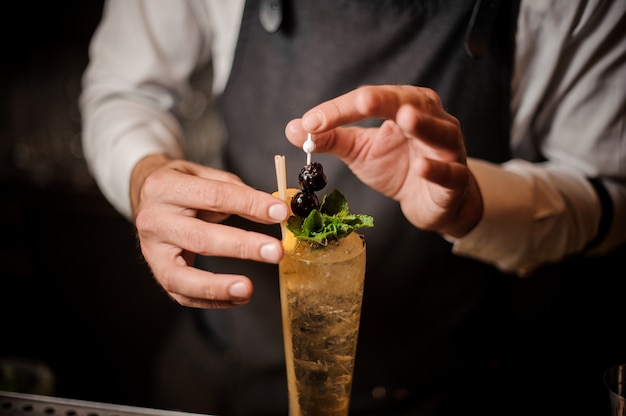 Il barista prepara un cocktail fresco al bar