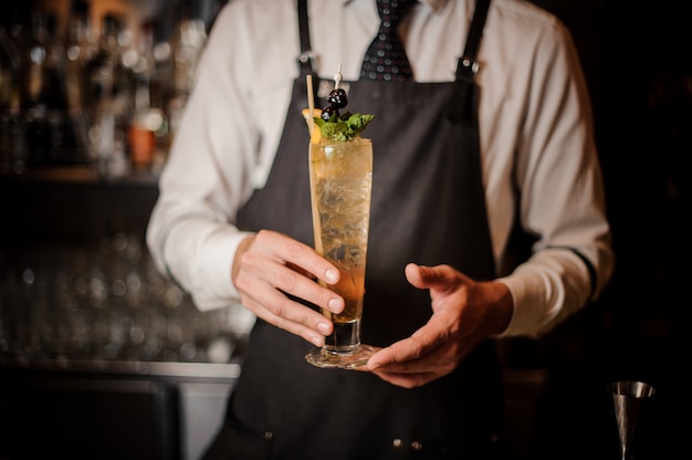 Il barista prepara un cocktail fresco al bar