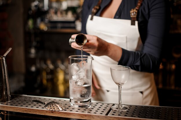 Il barista prepara un cocktail fresco al bar