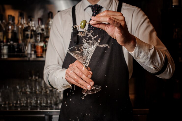 Il barista prepara un cocktail fresco al bar