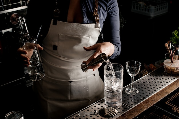 Il barista prepara un cocktail fresco al bar