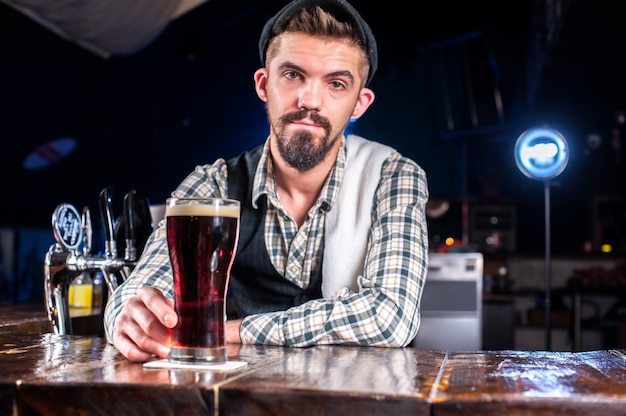 Il barista prepara un cocktail in portineria