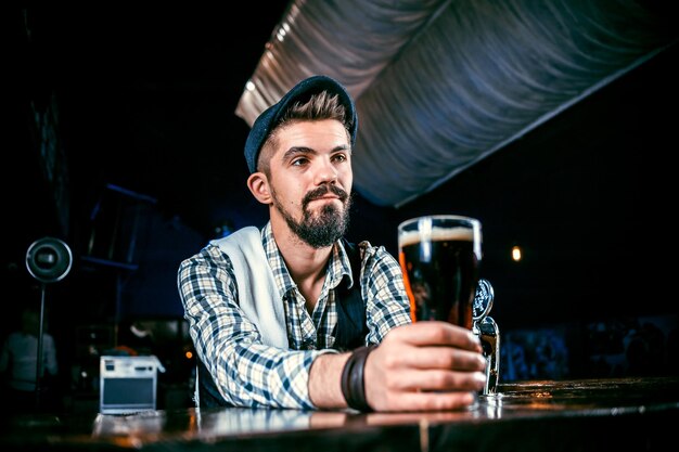 Il barista prepara un cocktail nella birreria