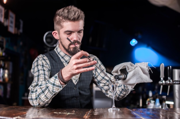 Il barista prepara un cocktail nella birreria