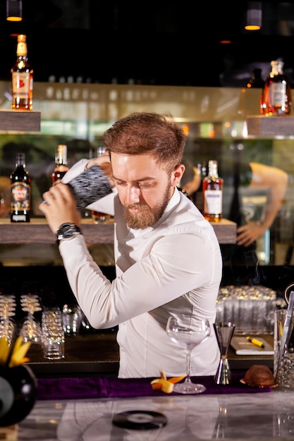 Il barista prepara un cocktail nella lounge