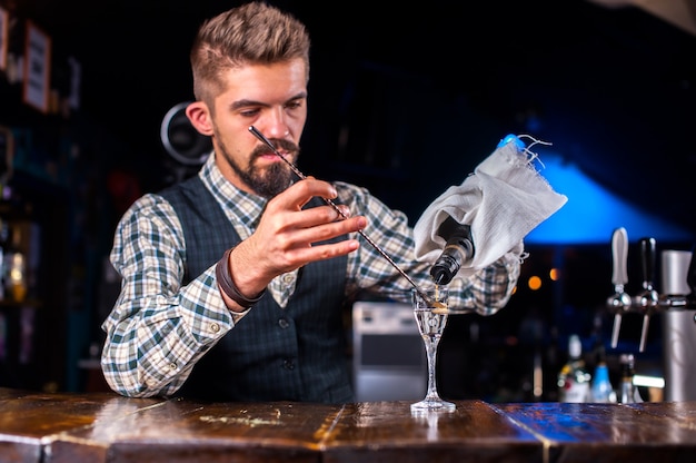 Il barista prepara un cocktail nella pentola