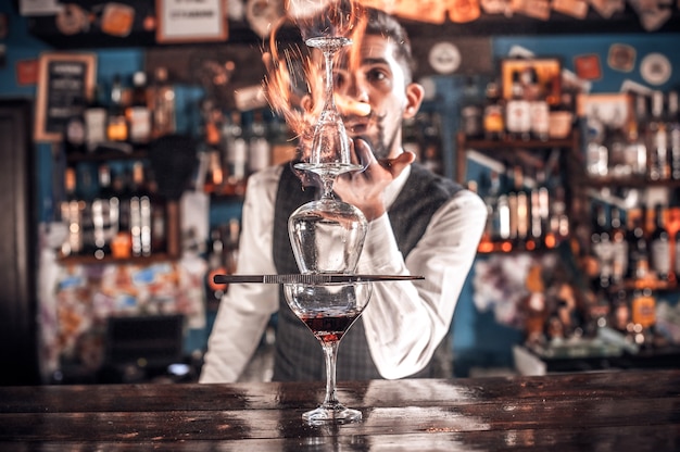 Il barista prepara un cocktail sulla pentola