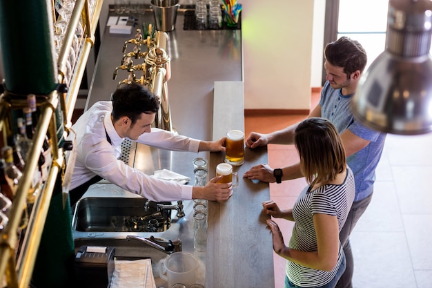 Il barista serve birra in coppia