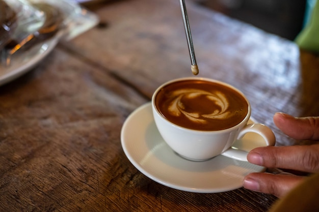 Il barista si prepara a preparare il caffè con una macchina da caffè.