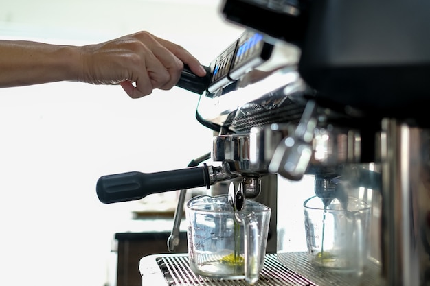 Il barista sta preparando le bevande nella caffetteria.