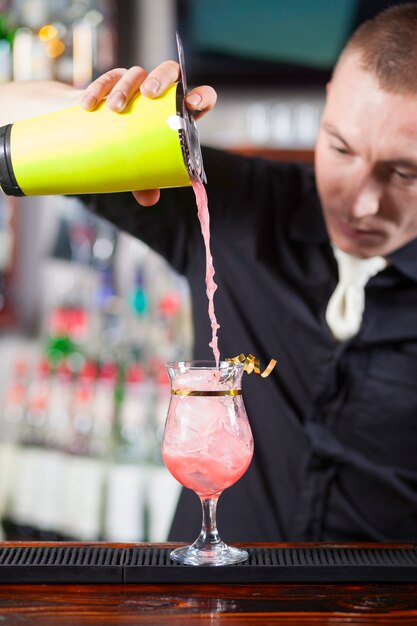 Il barista sta preparando un cocktail
