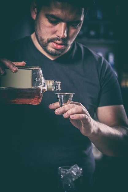 Il barista sta versando una bevanda alcolica