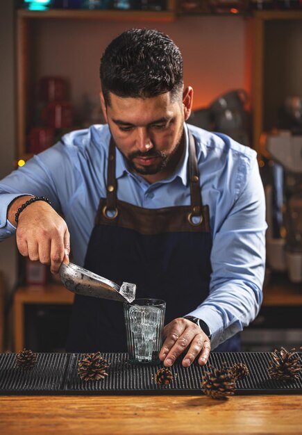 Il barista tiene la paletta di metallo