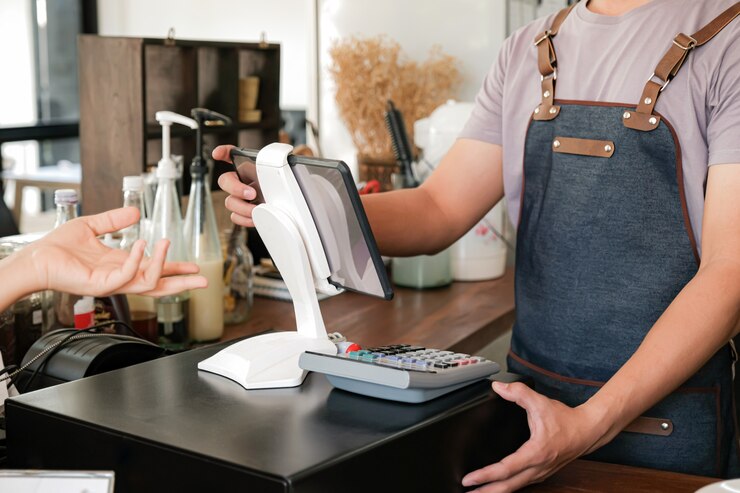 Il barista utilizza lo schermo per ricevere ordini dai clienti.