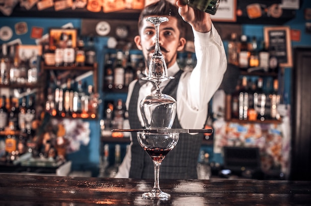 Il barman esperto formula un cocktail al pub