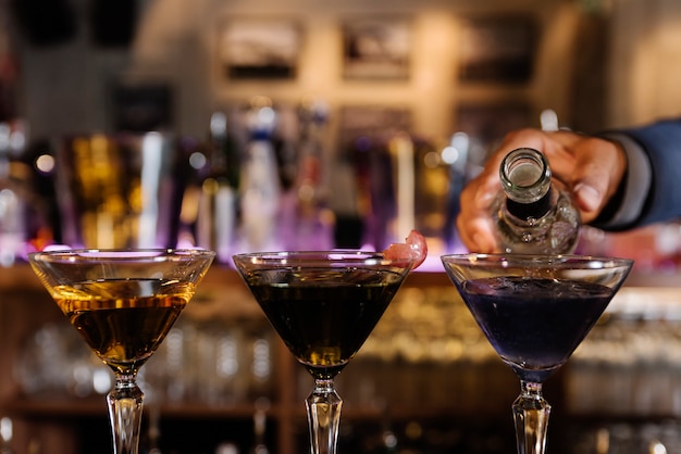 Il barman esperto sta preparando un cocktail al night club.