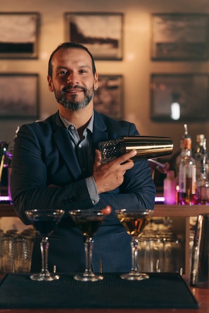 Il barman esperto sta preparando un cocktail al night club.